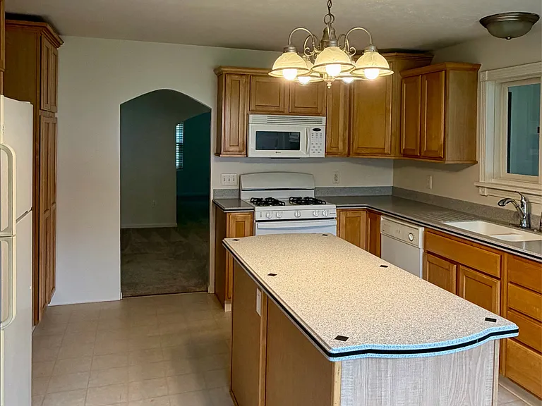 721 Lee Ave — Photo 2