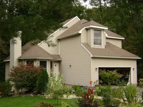 39 Dennis Dr, Amherst, MA 01002