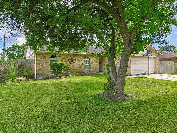 landscaped yard with nice curb appeal