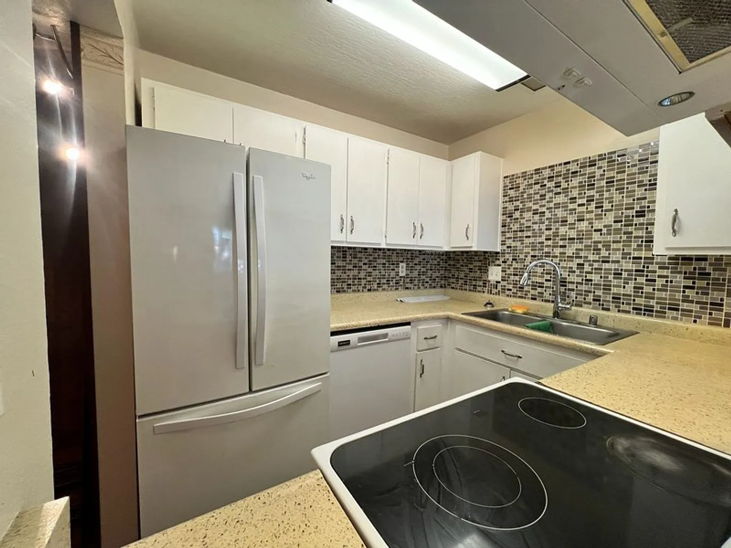 Conveniently located Refreshed Two Bedroom Condo — Photo 3