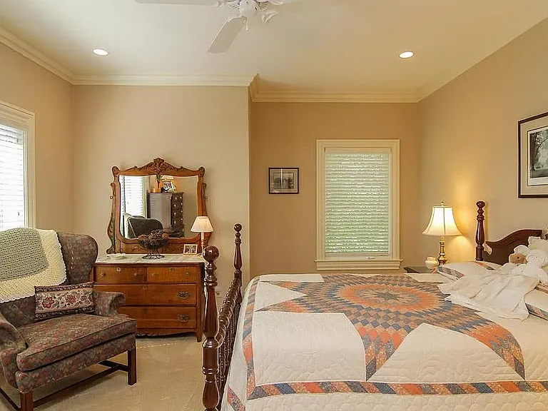 13204 Longwood Ln — Photo 25