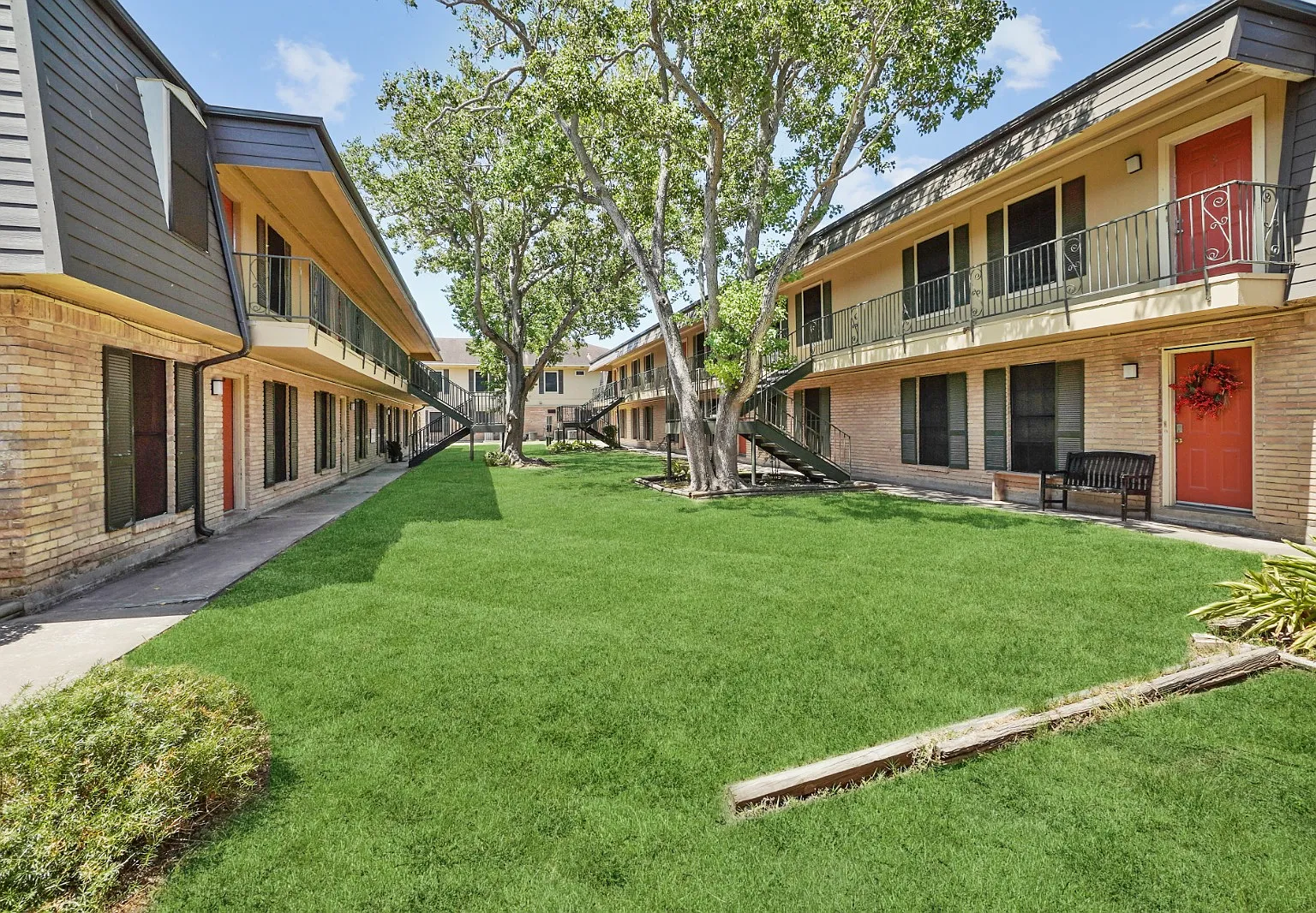 Alameda Apartments — Photo 4