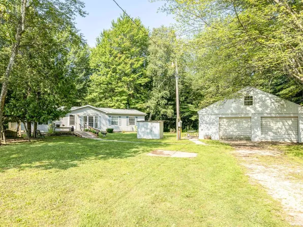 2440 Phipps Rd, Applegate, MI 48401