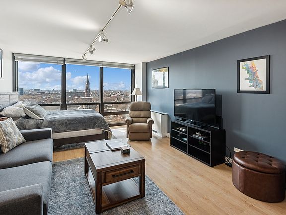 3rd image of 1636 N Wells St APT 1414