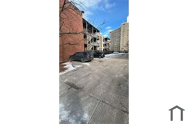Building Photo - 909 E 40th St #301