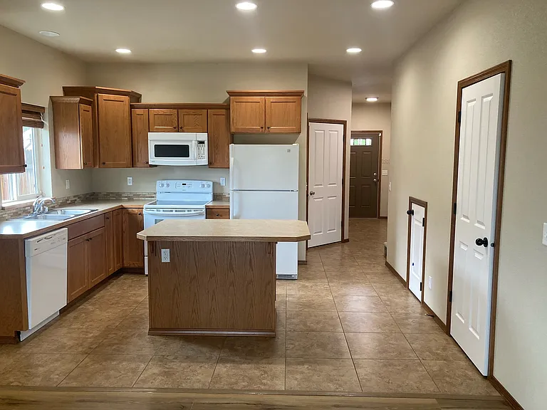703 Symons St — Photo 10