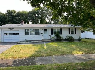 90 Ellison St, Cranston, RI 02920