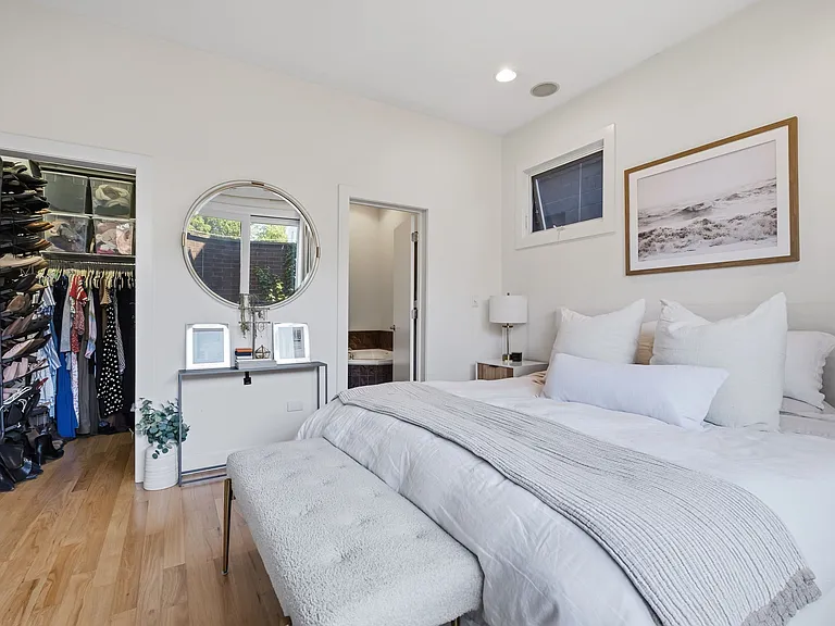 2864 W Lyndale St #2W — Photo 9