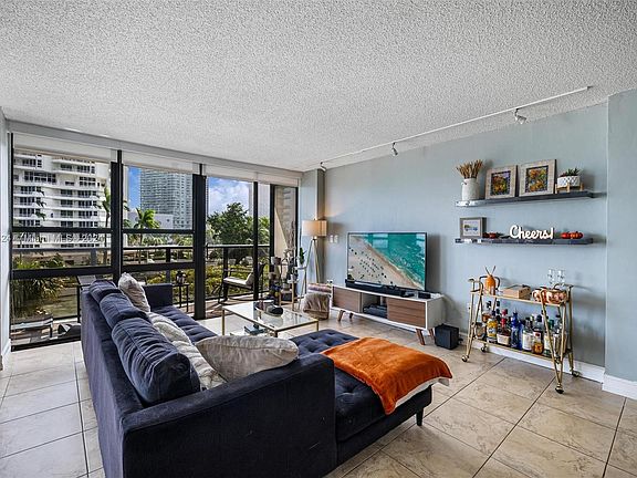 2nd image of 600 NE 36th St APT 311