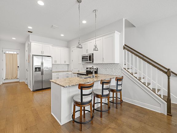 3rd image of 505 N Manhattan Ave