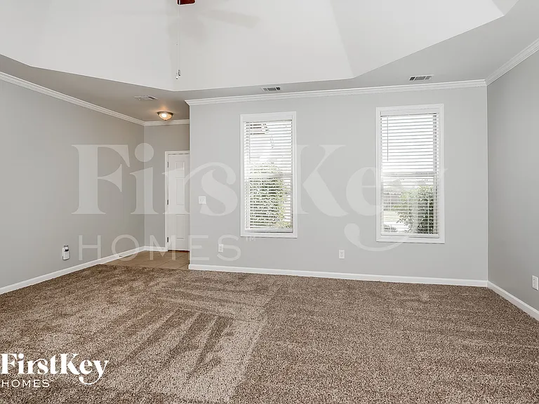 1256 Washington Dr — Photo 2