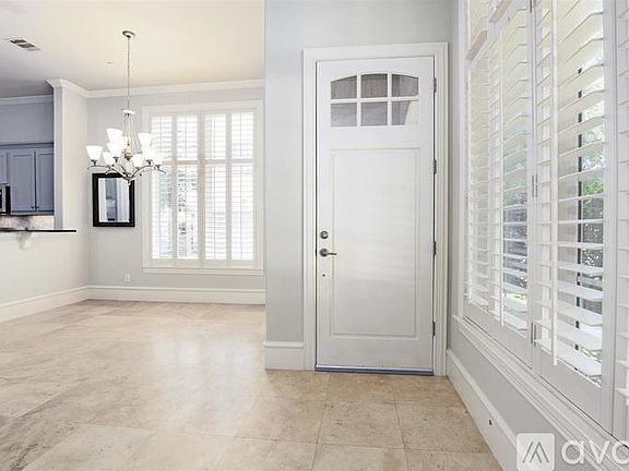 3rd image of 719 Warwick Ln #1