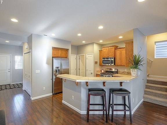 5th image of 4074 SE Discovery St