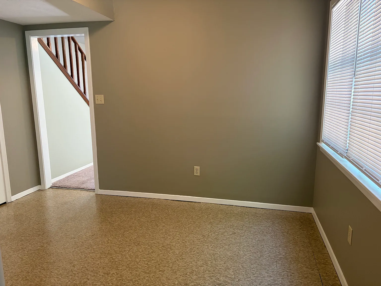 2 bed, 1.5 bath, 997 sqft, $1,050 — Photo 4