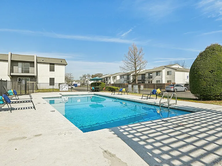 Rock Island Apartments — Photo 17