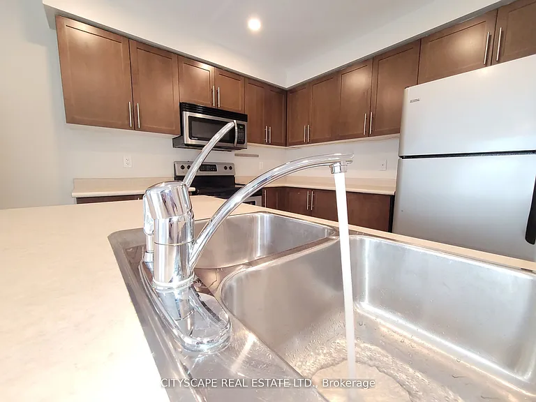 219 McGinnis Cres — Photo 6