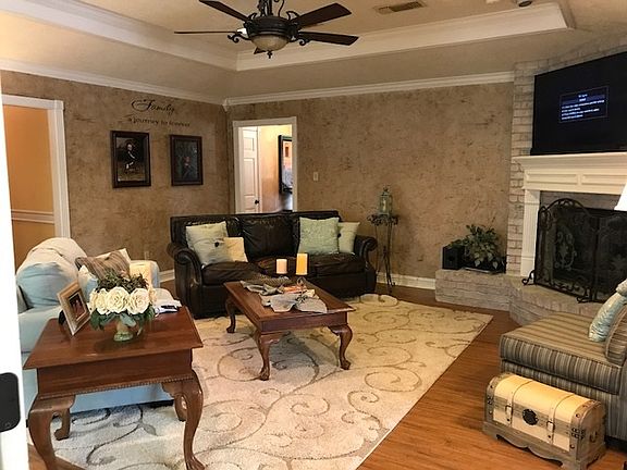 2nd image of 1110 Shakespeare Dr