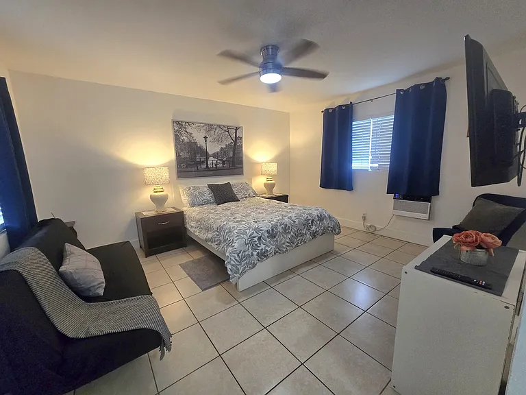 2305 Monroe St #8 — Photo 2