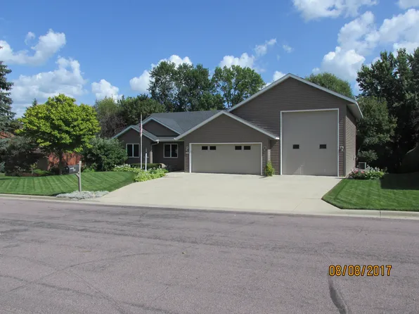 755 Riverwood Dr SW, Owatonna, MN 55060