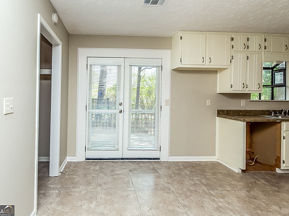 3rd image of 623 Lakeridge Cir SE