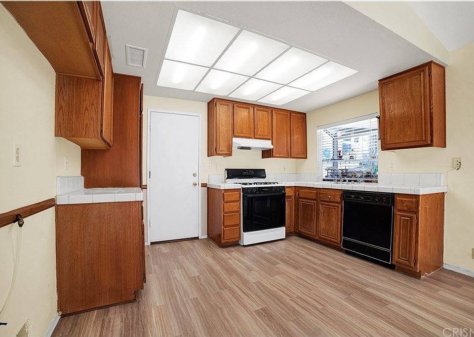28496 Avion Cir, Castaic, CA 91384 | Zillow