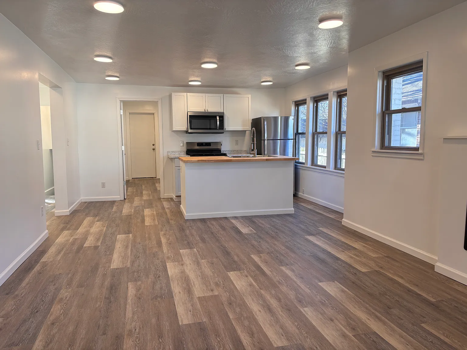3 bed, 1144 sqft, $1,695 — Photo 1