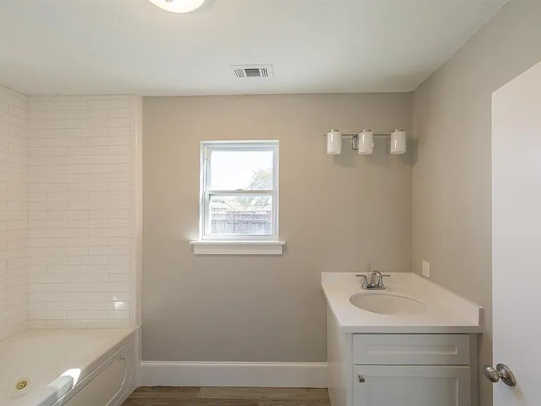 4307 Avenue Q — Photo 8