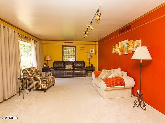 5th image of 105 Oak Park Dr