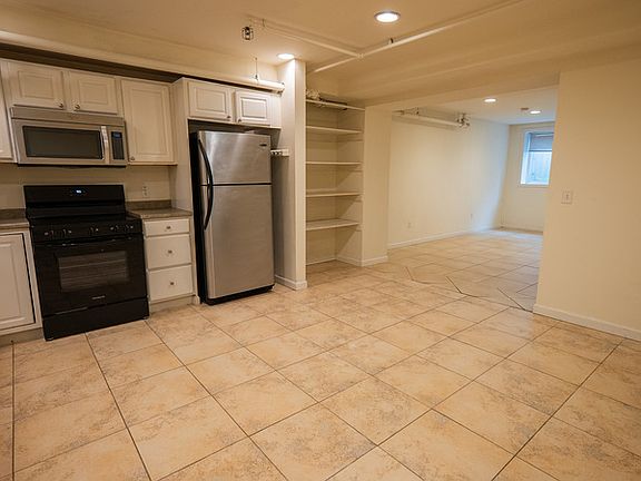 2nd image of 355 Pearl St Unit 3