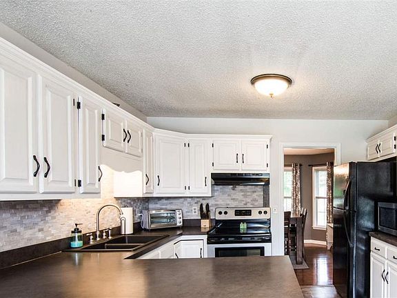 5th image of 103 Willow Dr