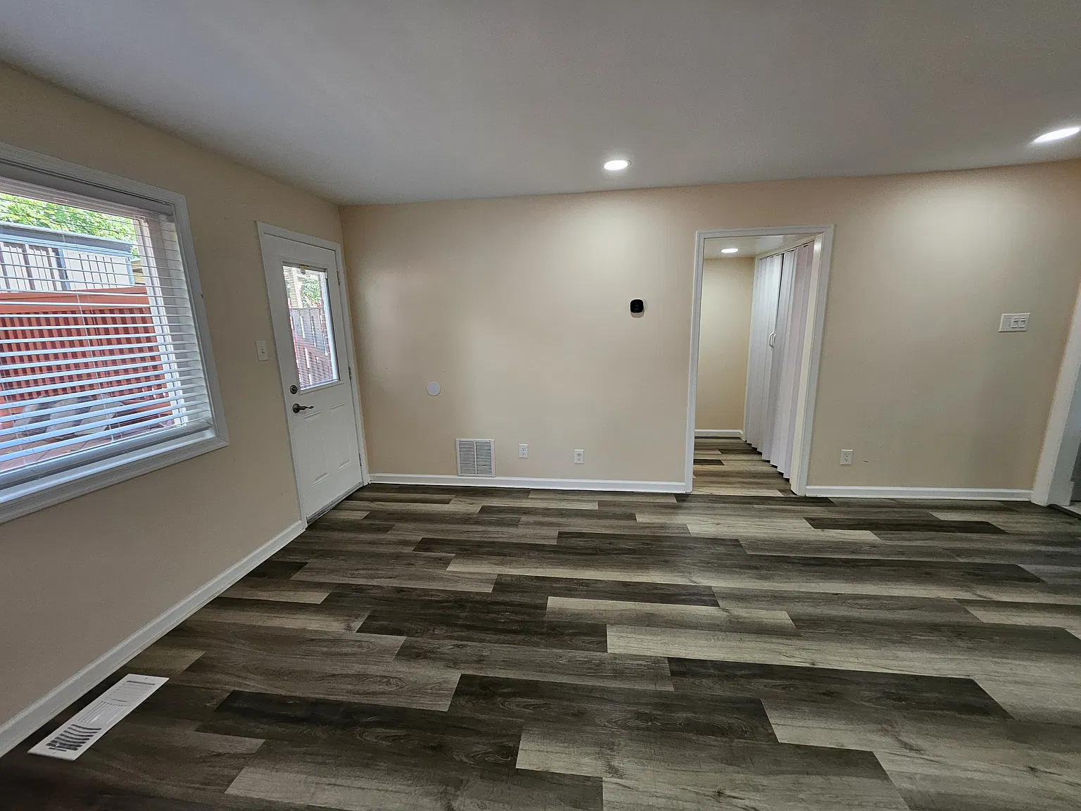 3 bed, 1.5 bath, 1128 sqft, $2,600 — Photo 4