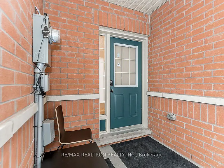 28 Donald Buttress Blvd W — Photo 3