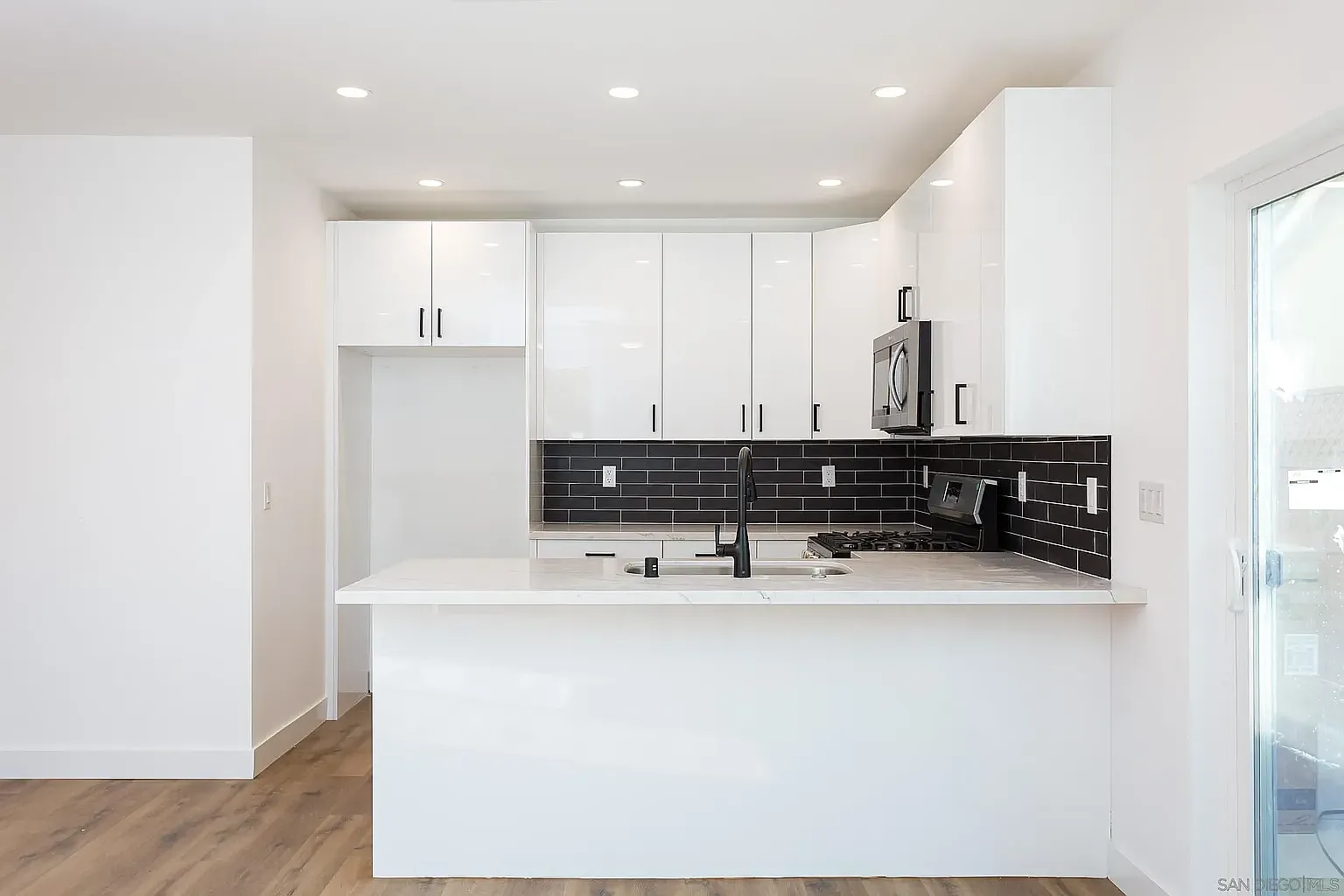 4 bed, 1200 sqft, $4,400 — Photo 3
