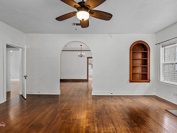 3rd image of 634 Columbia St