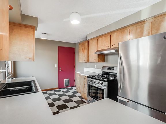 3rd image of 3210 SE Sherrett St