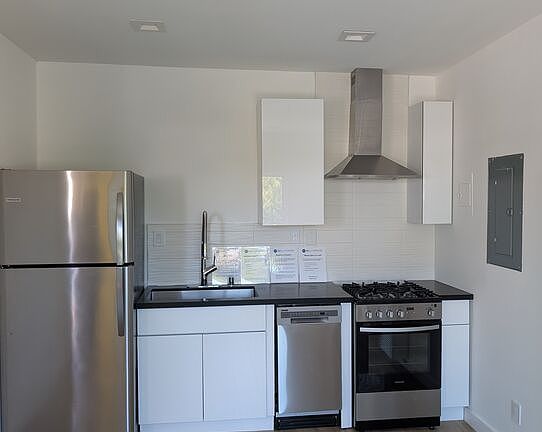 3rd image of 2626 Cloverfield Blvd APT 10