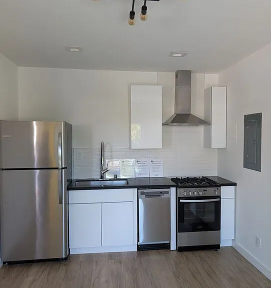 2626 Cloverfield Blvd #10 — Photo 3