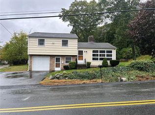 2 Cobble Hill Rd, Lincoln, RI 02865