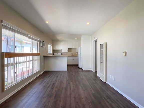 4th image of 4033-4047.5 Albatross St #4045.5