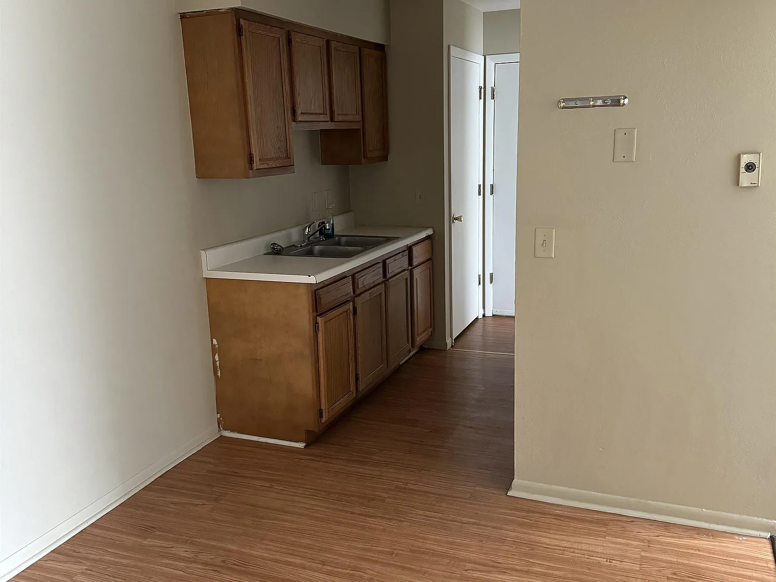 916 S Byrne Rd — Photo 2