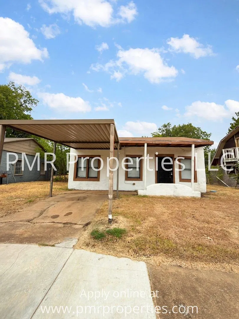 2 Bedroom/ 1 Bathroom House — Photo 1