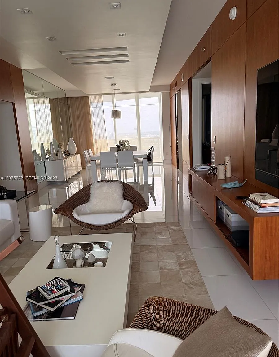 Tdr Tower I Condo — Photo 3