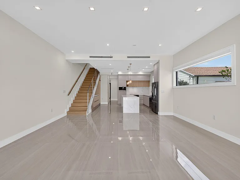 704 SW 9th St — Photo 32