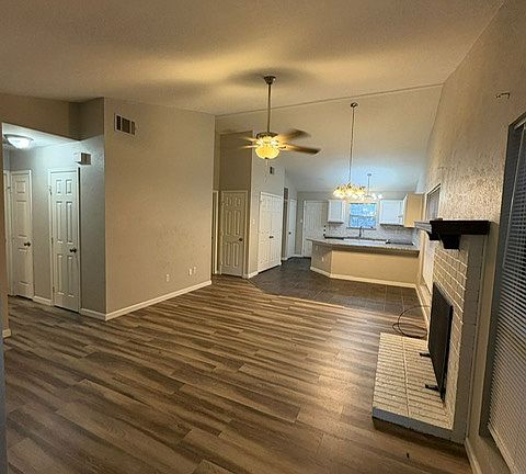 4th image of 815 Versailles St