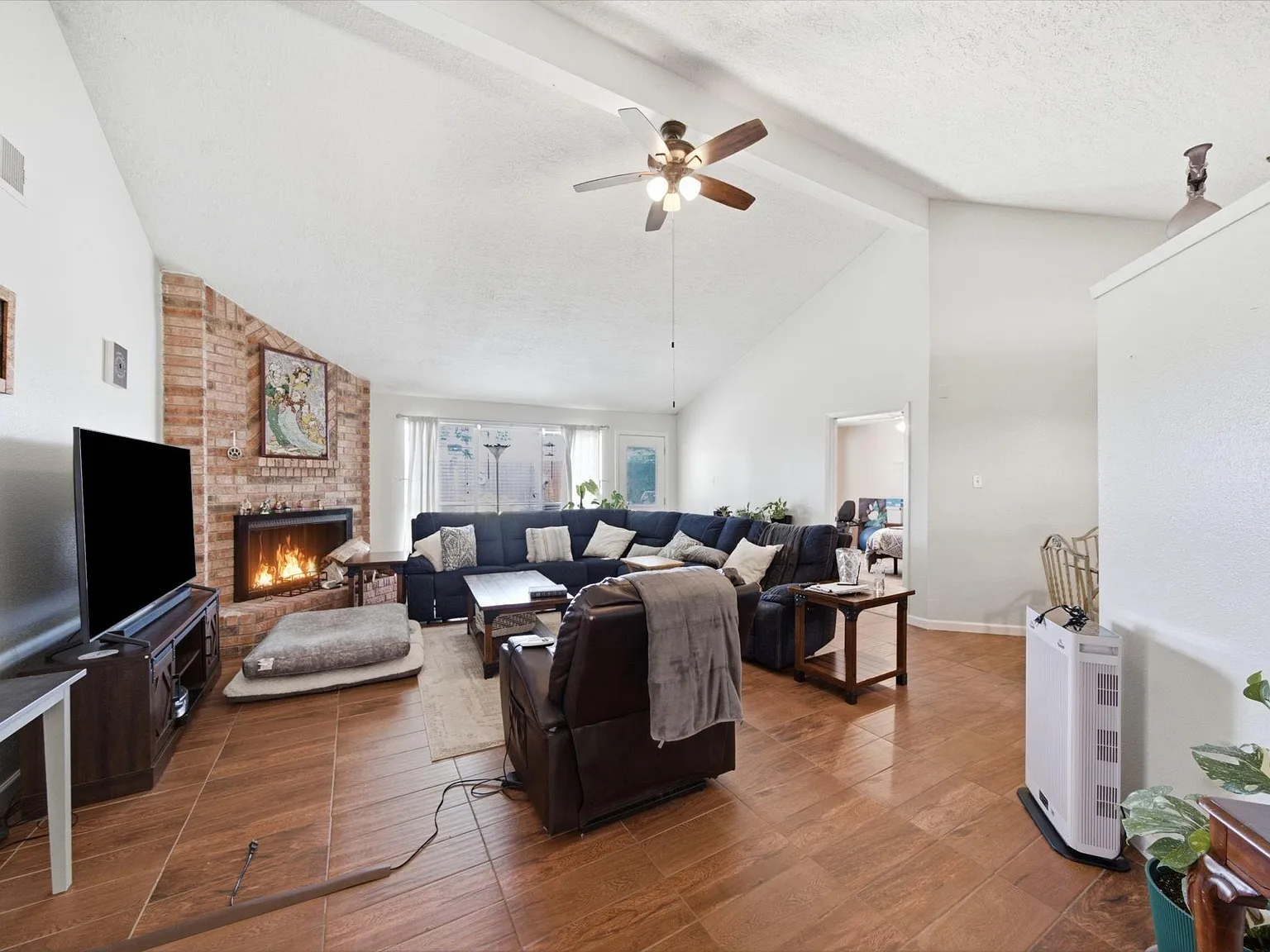 4 bed, 2.0 bath, 1881 sqft, $2,400 — Photo 3