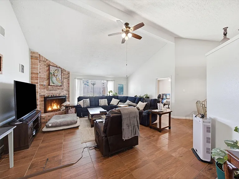 411 Forest Hills Dr — Photo 3