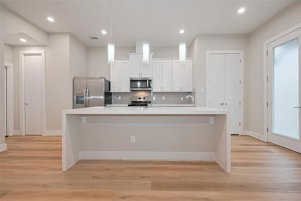 8108 Esther Acres Ln — Photo 2
