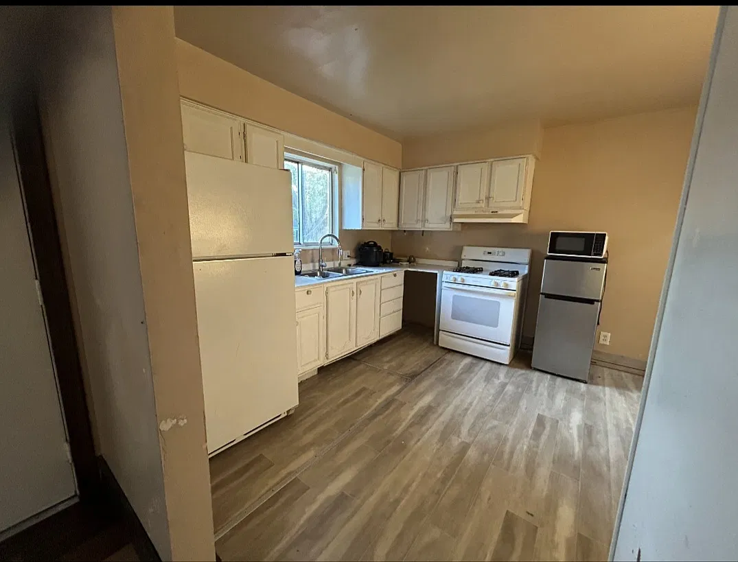 Cozy 3-Bedroom Pet-Friendly Home with Central AC in Flint - Only $1200/mo! — Photo 2