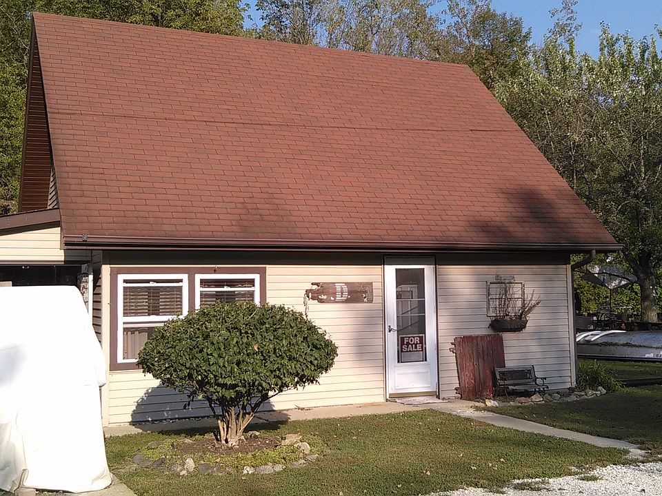 Lake just steps from front
