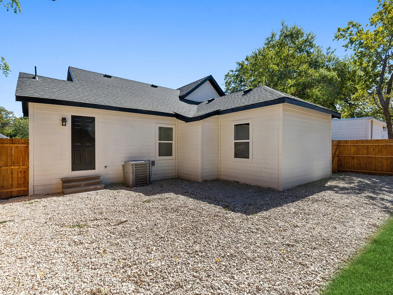 Modern, Fully Renovated 3-Bedroom Home with Spacious Yard in Dallas — Photo 2